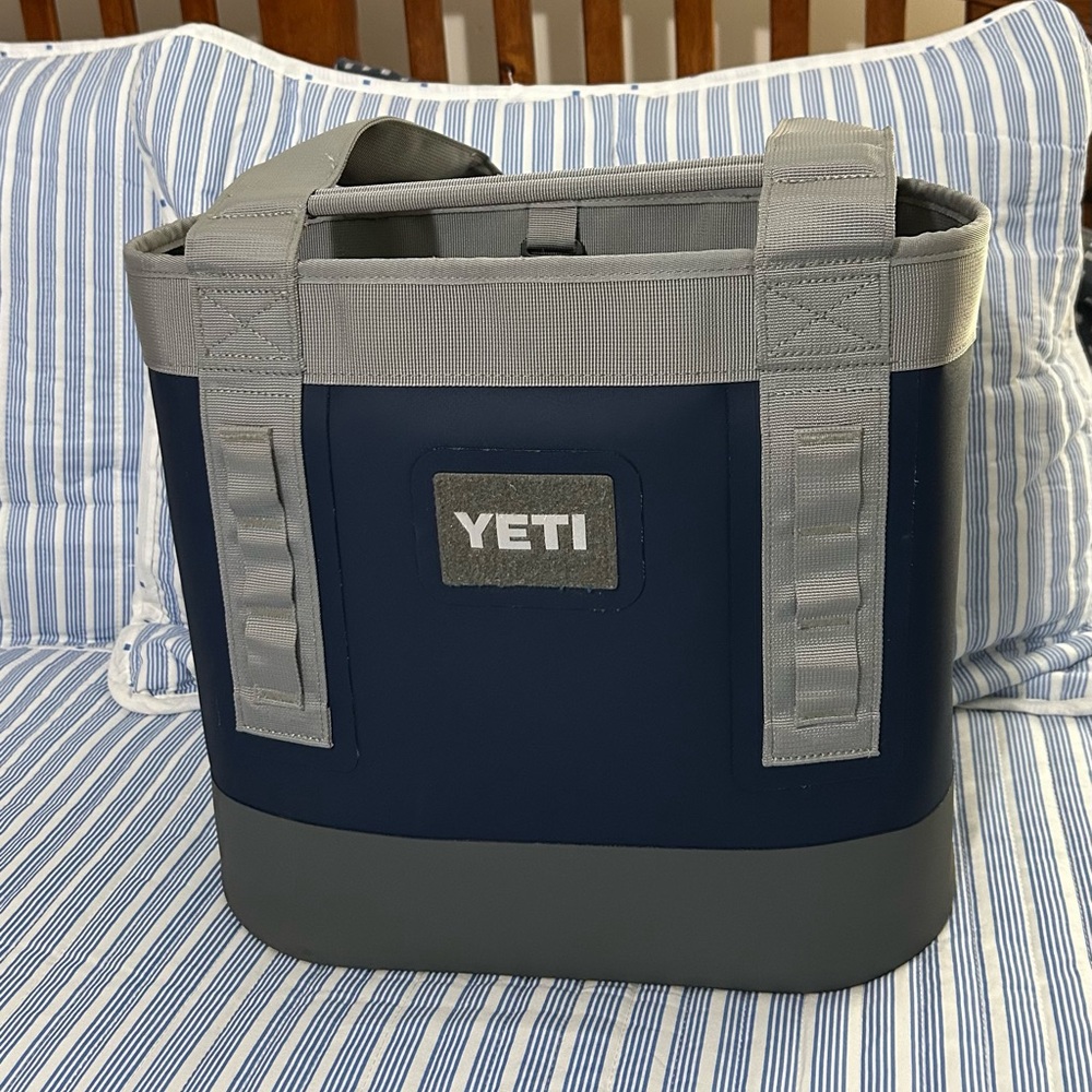 Yeti Camino Carryall Tote 20 ~ Navy/Gray ~ GUC